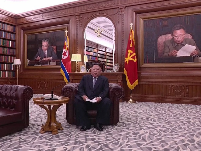 Khoảnh khắc đọc thông điệp năm mới 2019: Ông Kim Jong-un mô phỏng theo ông Tập Cận Bình? - Ảnh 6.