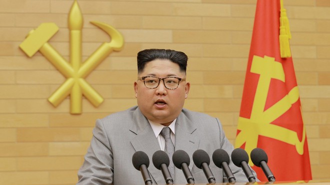 Khoảnh khắc đọc thông điệp năm mới 2019: Ông Kim Jong-un mô phỏng theo ông Tập Cận Bình? - Ảnh 1.