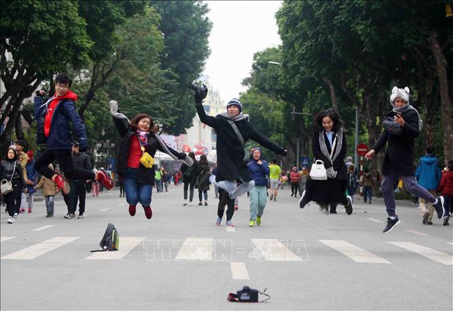 Hình ảnh ngày đầu năm mới ở phố đi bộ Hồ Gươm, Hà Nội - Ảnh 4. Hình ảnh ngày đầu năm mới ở phố đi bộ Hồ Gươm, Hà Nội - Ảnh 4.