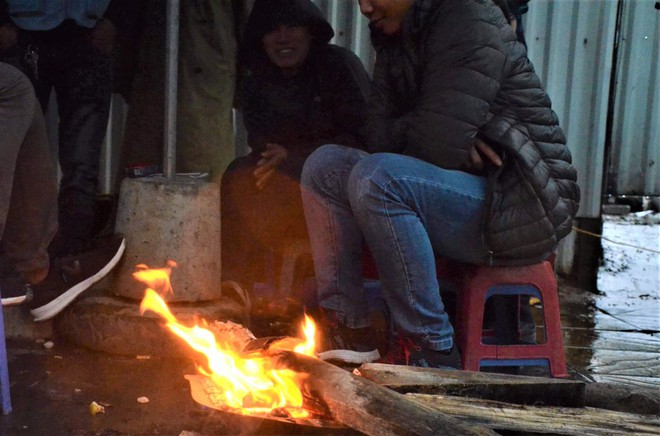 Ảnh: Dân lao động Thủ đô đốt lửa sưởi ấm, mưu sinh trong giá rét kỷ lục - Ảnh 5.