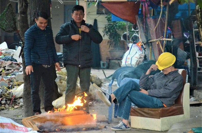 Ảnh: Dân lao động Thủ đô đốt lửa sưởi ấm, mưu sinh trong giá rét kỷ lục - Ảnh 6.