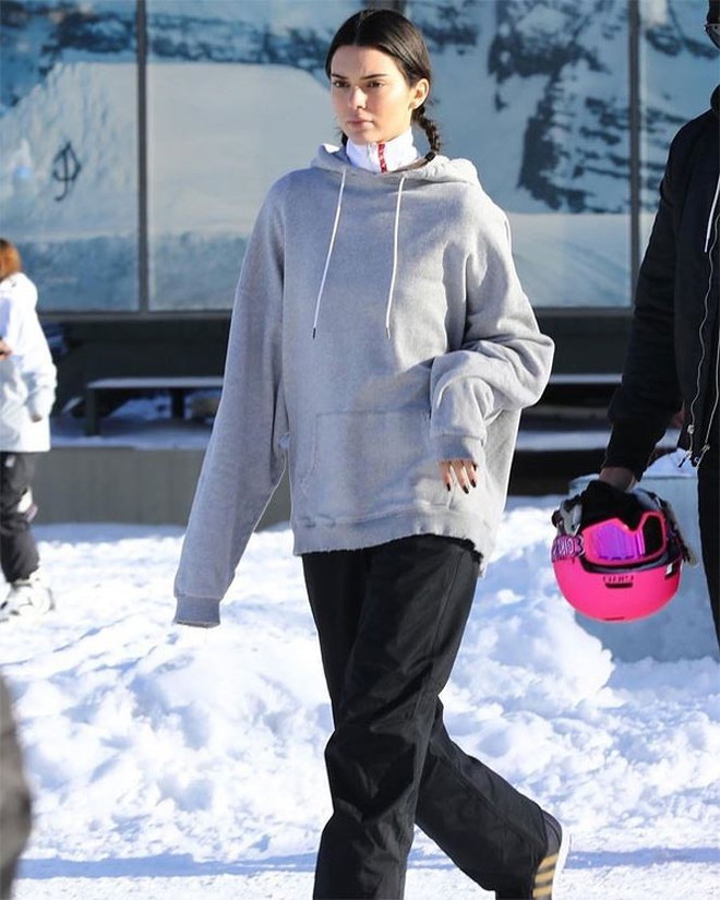 Mặc bikini giữa trời âm 19 độ, chị em Kim siêu vòng 3 gây phản cảm - Ảnh 6.