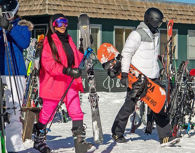 Mặc bikini giữa trời âm 19 độ, chị em Kim siêu vòng 3 gây phản cảm - Ảnh 8.