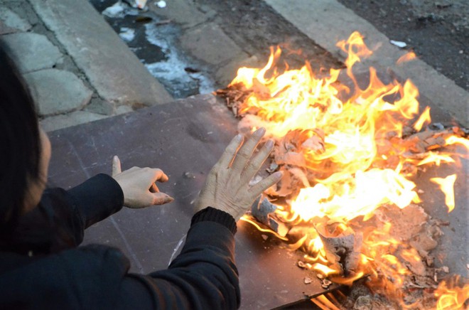 Ảnh: Dân lao động Thủ đô đốt lửa sưởi ấm, mưu sinh trong giá rét kỷ lục - Ảnh 9.