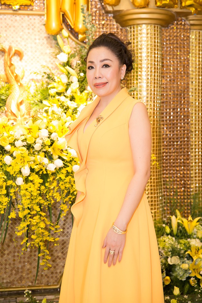 Hành động đặc biệt của HHen Niê khiến mẹ nuôi xúc động - Ảnh 6.