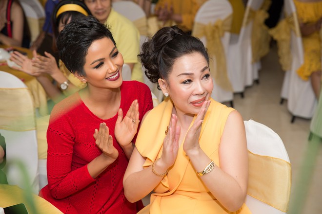 Hành động đặc biệt của HHen Niê khiến mẹ nuôi xúc động - Ảnh 2.