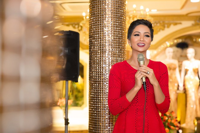 Hành động đặc biệt của HHen Niê khiến mẹ nuôi xúc động - Ảnh 5.