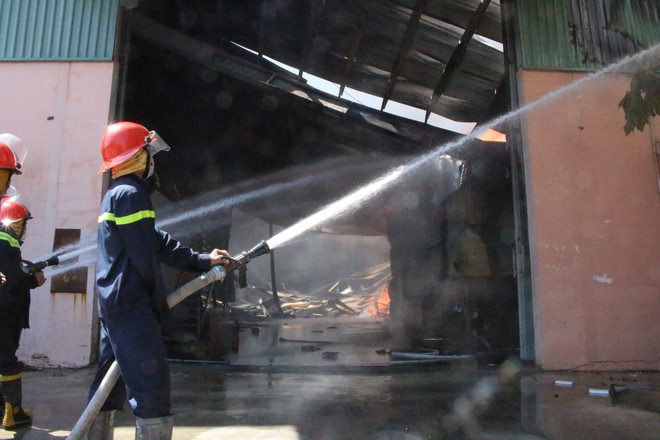 Đang cháy lớn tại công ty sản xuất nệm, mút xốp trong cụm công nghiệp ở Bình Dương - Ảnh 3.