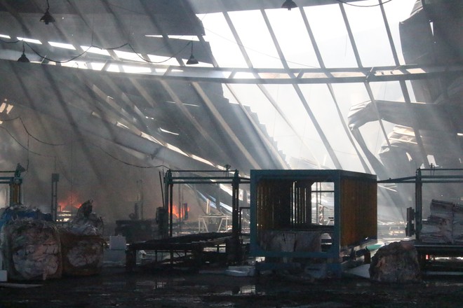 Đang cháy lớn tại công ty sản xuất nệm, mút xốp trong cụm công nghiệp ở Bình Dương - Ảnh 1.