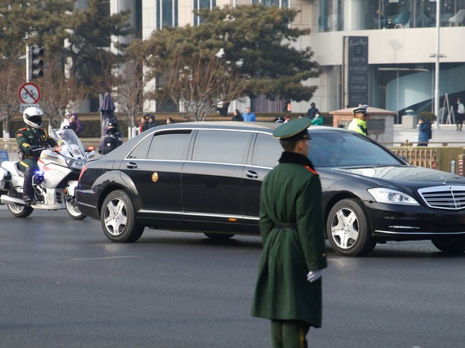 Tại sao nhà lãnh đạo Triều Tiên Kim Jong-un mặc áo khoác đen, đội mũ đen khi đến Bắc Kinh? - Ảnh 2.