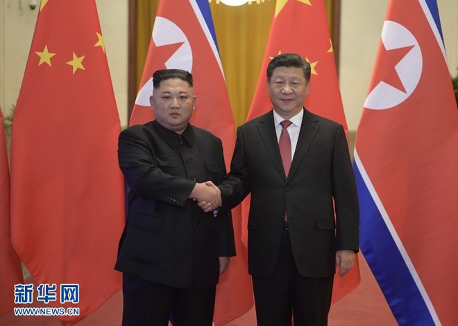 TQ công khai hình ảnh ông Kim Jong-un thăm Bắc Kinh, 2 phu nhân xuất hiện lộng lẫy - Ảnh 1.