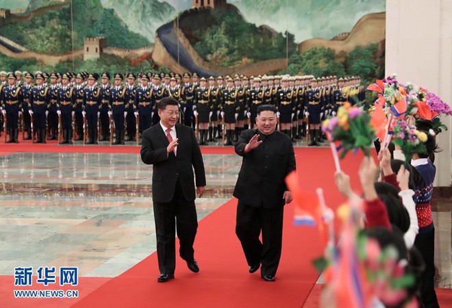 TQ công khai hình ảnh ông Kim Jong-un thăm Bắc Kinh, 2 phu nhân xuất hiện lộng lẫy - Ảnh 4.