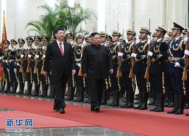 TQ công khai hình ảnh ông Kim Jong-un thăm Bắc Kinh, 2 phu nhân xuất hiện lộng lẫy - Ảnh 2.