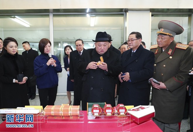 TQ công khai hình ảnh ông Kim Jong-un thăm Bắc Kinh, 2 phu nhân xuất hiện lộng lẫy - Ảnh 9.