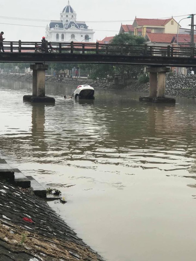 Chiếc ô tô ngụp lặn dưới sông, hình ảnh đang được chia sẻ nhiều nhất ngày thứ 6 - Ảnh 3.