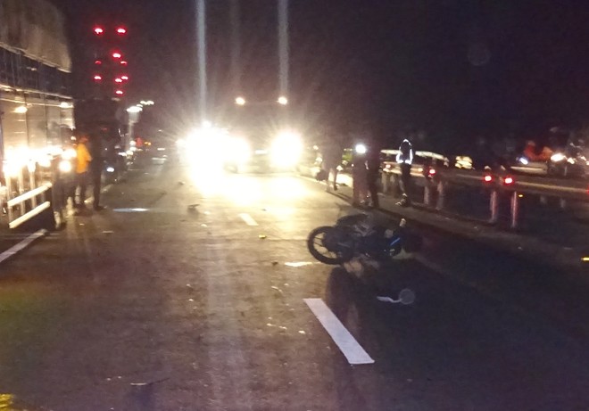 Xe mô tô gặp nạn trên đường nối cầu Cao Lãnh, 3 người thương vong - Ảnh 1.