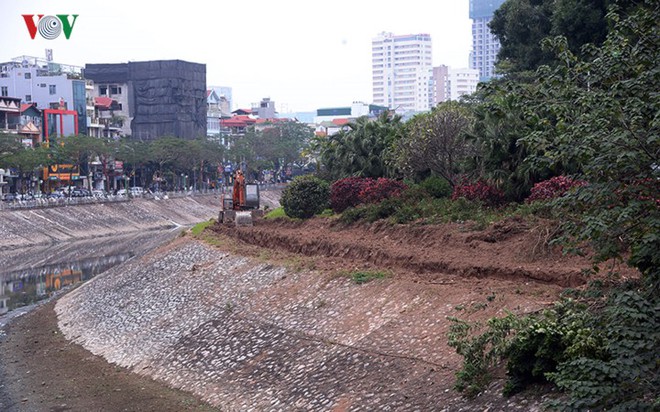 Ngày đêm chuyển cây, xén dải phân cách mở rộng vành đai 2, 3 ở Hà Nội - Ảnh 2.