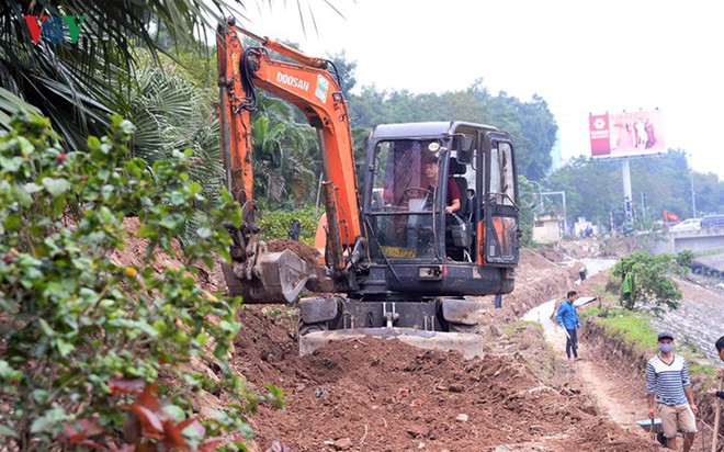 Ngày đêm chuyển cây, xén dải phân cách mở rộng vành đai 2, 3 ở Hà Nội - Ảnh 4.