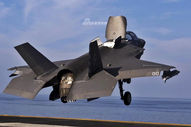 Siêu tiêm kích F-35B trở lại tàu đổ bộ USS Essex, Mỹ gửi thông điệp sẵn sàng tấn công? - Ảnh 2.