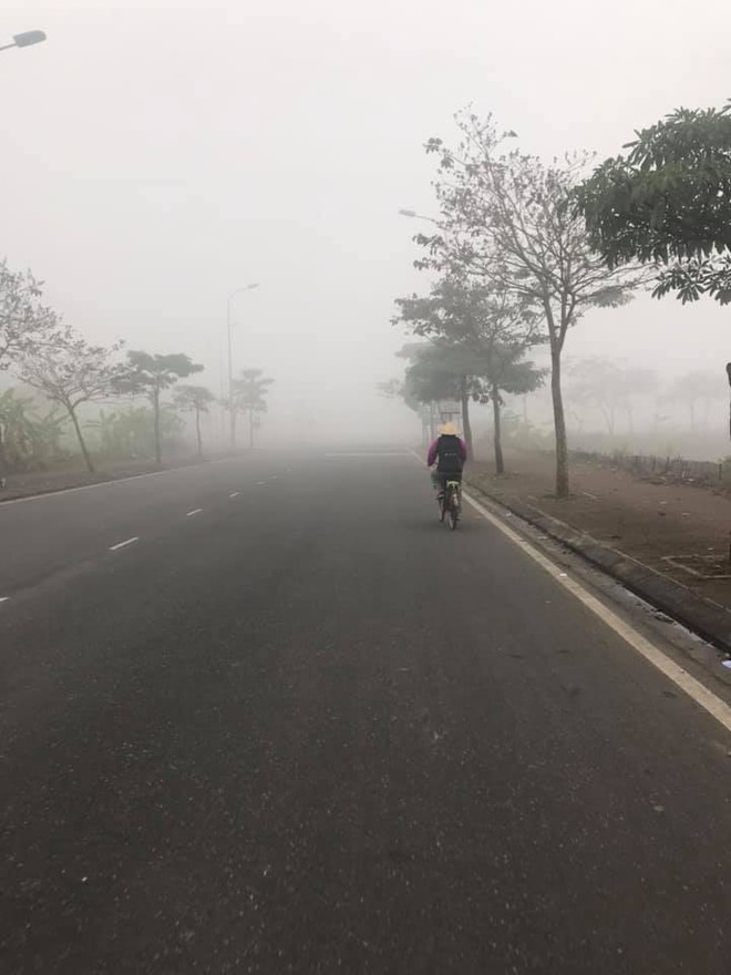 Hà Nội sương mù giăng khắp nơi khiến dân tình hoang mang cứ ngỡ đang ở Sapa, Đà Lạt - Ảnh 10.