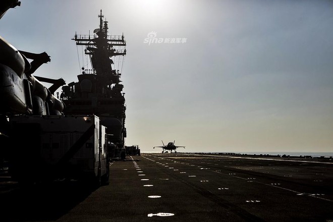 Siêu tiêm kích F-35B trở lại tàu đổ bộ USS Essex, Mỹ gửi thông điệp sẵn sàng tấn công? - Ảnh 1.