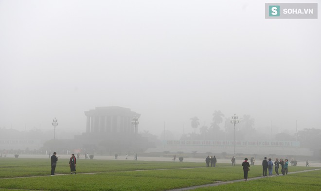 Hiện tượng sương mù kỳ thú sáng nay tại thủ đô Hà Nội - Ảnh 6.