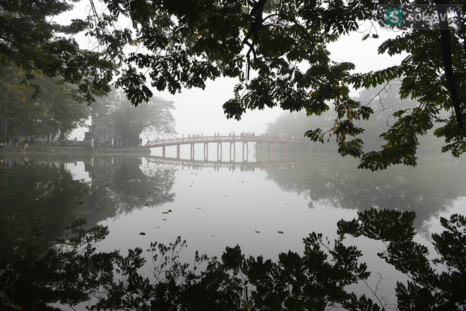 Hiện tượng sương mù kỳ thú sáng nay tại thủ đô Hà Nội - Ảnh 9.