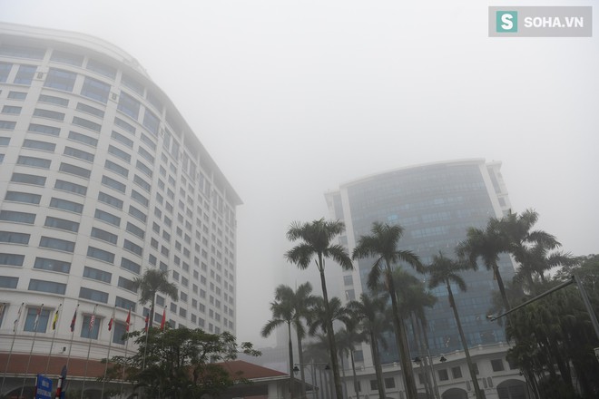 Hiện tượng sương mù kỳ thú sáng nay tại thủ đô Hà Nội - Ảnh 12.