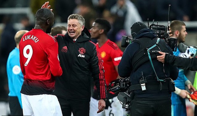 Sau tuần trăng mật ngọt ngào, trước mắt Solskjaer là một cơn cuồng phong - Ảnh 1.