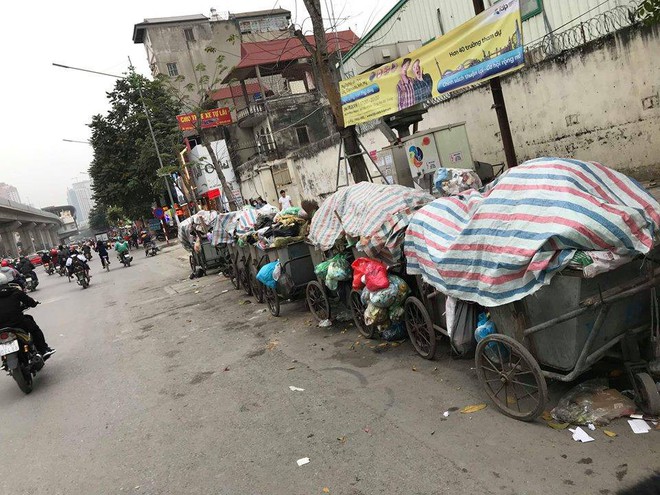 Vụ rác thải chất như núi trên phố: Phó Chủ tịch Hà Nội trực tiếp đối thoại với dân Nam Sơn - Ảnh 2.