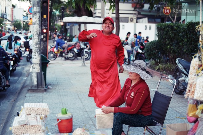 Phía sau đoạn clip người đàn ông mặc áo dài đỏ, nhảy múa trên hè phố Sài Gòn: Kiếm tiền cho con đi học, có gì phải xấu hổ - Ảnh 4.