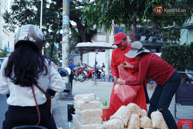 Phía sau đoạn clip người đàn ông mặc áo dài đỏ, nhảy múa trên hè phố Sài Gòn: Kiếm tiền cho con đi học, có gì phải xấu hổ - Ảnh 9.