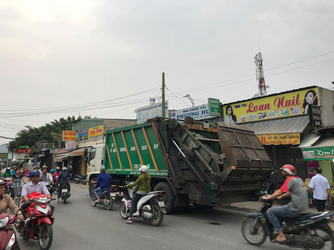 Hai thanh niên bị xe chở rác cán chết thảm ở Sài Gòn - Ảnh 1.