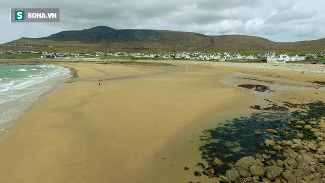 Bãi biển cát vàng dài 300m ở Ireland bỗng nhiên biến mất: Nguyên nhân đằng sau là gì? - Ảnh 1.