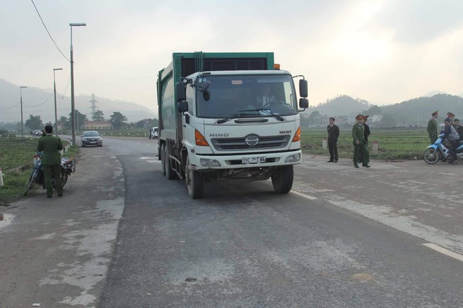 Cuộc sống cạnh bãi rác lớn nhất Hà Nội: Trong xóm có đám cưới chỉ đến uống chén rượu, không dám ăn - Ảnh 4.