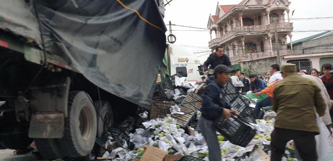 Xe đầu kéo chở hàng chục tấn hoa quả lật đè bẹp đầu ô tô bán tải trên quốc lộ - Ảnh 4.