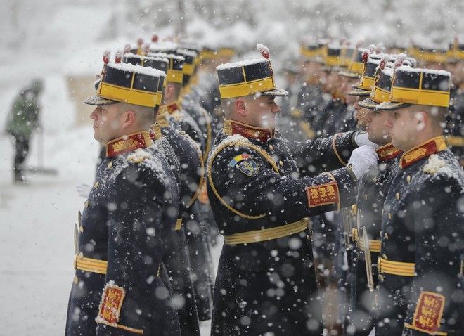 24h qua ảnh: Tiêu binh Romania đứng bất động dưới mưa tuyết - Ảnh 3.