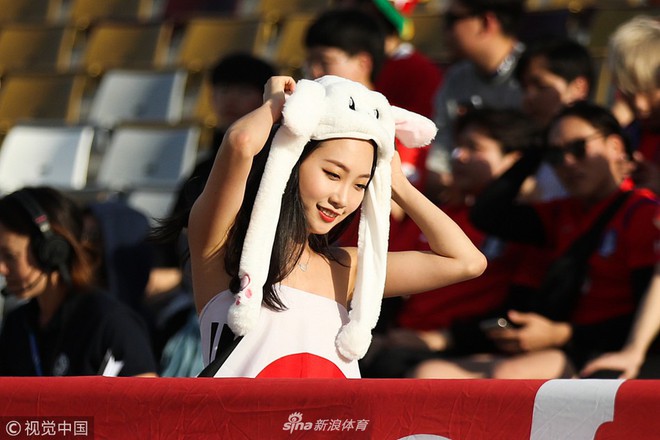 Bỏ qua thất bại, báo Trung Quốc ấn tượng trước fan nữ sexy của Hàn Quốc - Ảnh 1.