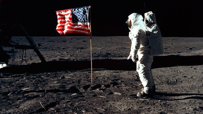 Vì sao có đến 76% người Nga không tin rằng người Mỹ đã đổ bộ lên Mặt trăng? - Ảnh 1.