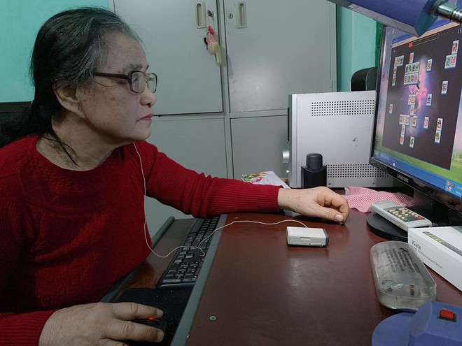 Hình ảnh người bà gần 80 tuổi mắc bệnh ung thư vẫn mê mẩn chơi điện tử trên máy tính gây sốt - Ảnh 3.