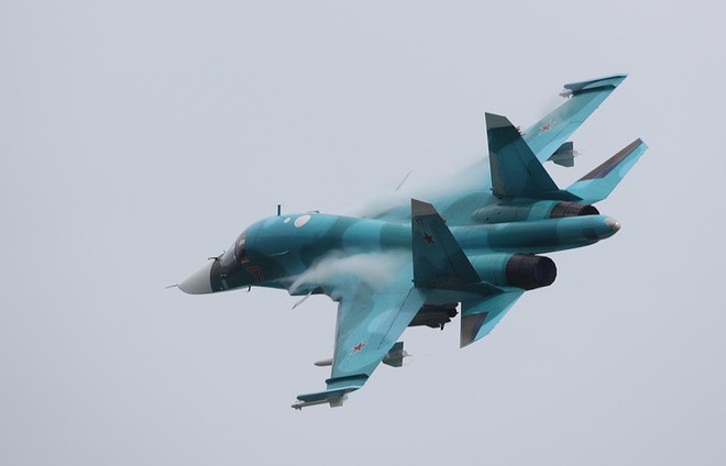 Hai máy bay chiến đấu Su-34 Nga đâm nhau trên không - Ảnh 1.