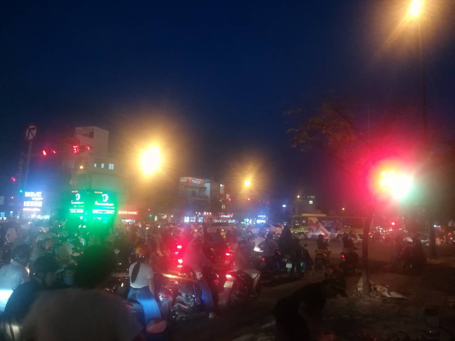 Hai vợ chồng trẻ bất lực đứng nhìn xe tay ga bốc cháy trên đại lộ Phạm Văn Đồng - Ảnh 2.