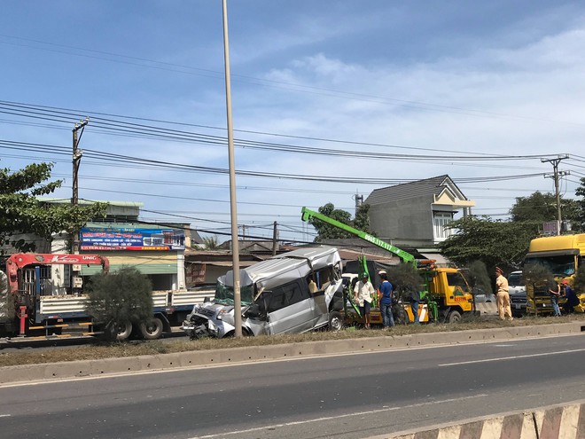 Dân giải cứu tài xế mắc kẹt trong ô tô 16 chỗ sau va chạm liên hoàn - Ảnh 1.