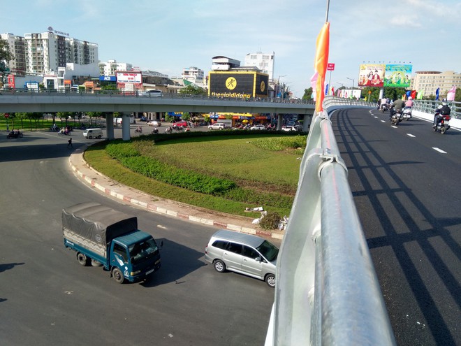 Cận cảnh cầu vượt ‘giải cứu’ kẹt xe ở cửa ngõ sân bay Tân Sơn Nhất - Ảnh 3.