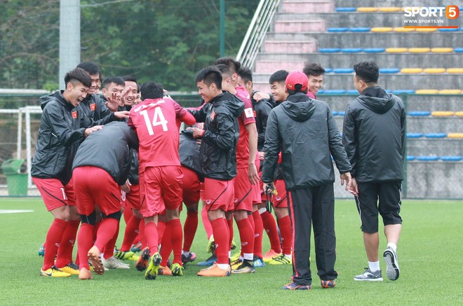 Giám đốc kỹ thuật Jurgen Gede nổi cáu với các tuyển thủ U22 Việt Nam - Ảnh 9.