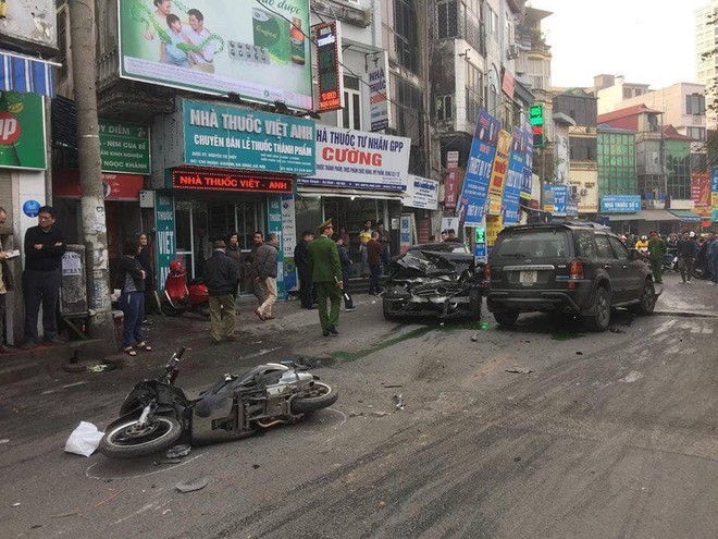 Clip vụ xe điên lao kinh hoàng trên phố Hà Nội chiều nay - Ảnh 3.