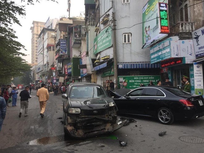 Clip vụ xe điên lao kinh hoàng trên phố Hà Nội chiều nay - Ảnh 5.