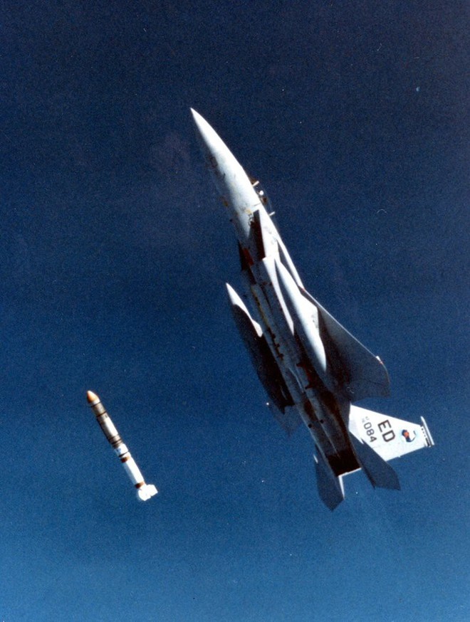 Tiêm kích F-15 Mỹ ra đòn, vệ tinh Nga có thể rụng như sung? - Ảnh 2.