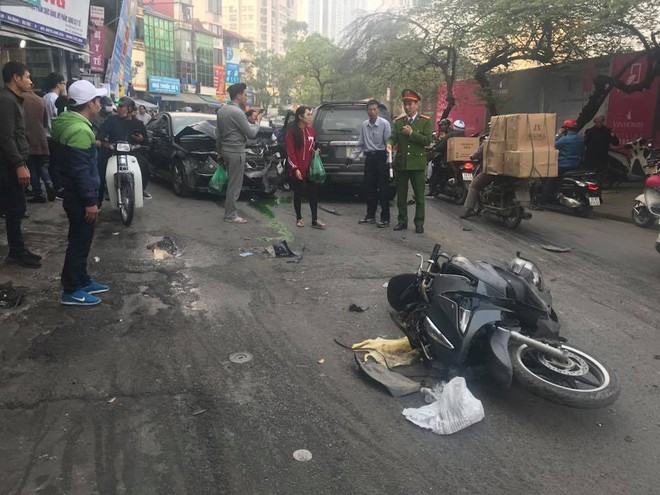 Hiện trường vụ xe điên đâm hàng loạt xe trên phố Hà Nội khiến cụ bà tử vong tại chỗ - Ảnh 4.