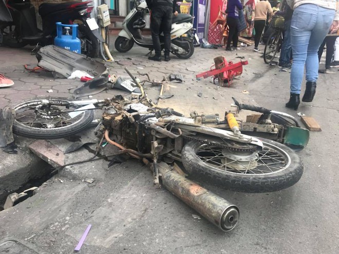 Hiện trường vụ xe điên đâm hàng loạt xe trên phố Hà Nội khiến cụ bà tử vong tại chỗ - Ảnh 9.